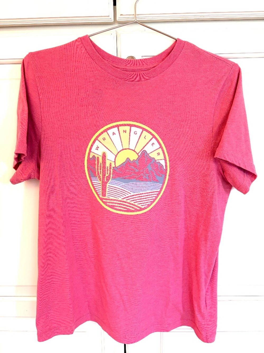 Women’s pink wrangler T-shirt, size medium